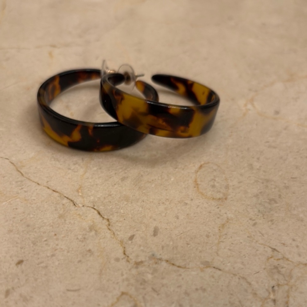 Tortoise Shell Hoop Earrings - Picture 5 of 5